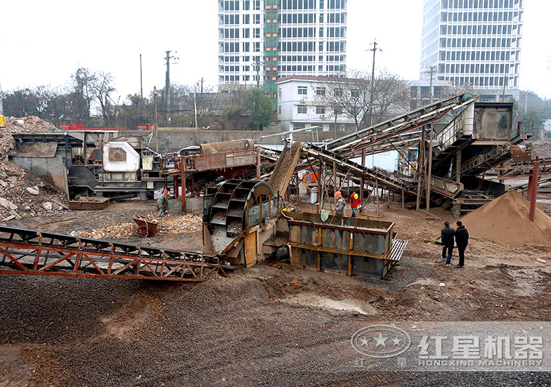 建筑垃圾制沙現(xiàn)場，配置車載制沙機